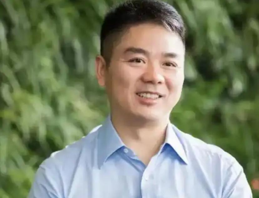 同樣都是富豪衣錦還鄉,劉強東和曹德旺有什么區別?