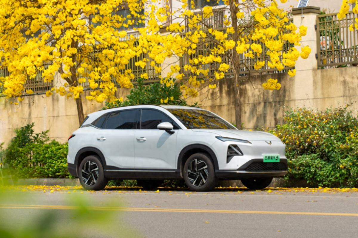 試駕五菱星光S EV,軸距2米8配靈眸智駕,10萬級家用SUV出行新選擇