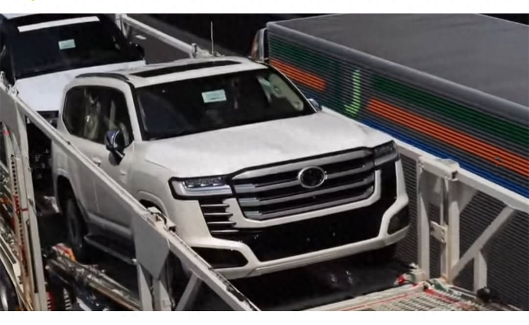 新款豐田蘭德酷路澤無偽實車曝光,前臉細(xì)節(jié)調(diào)整