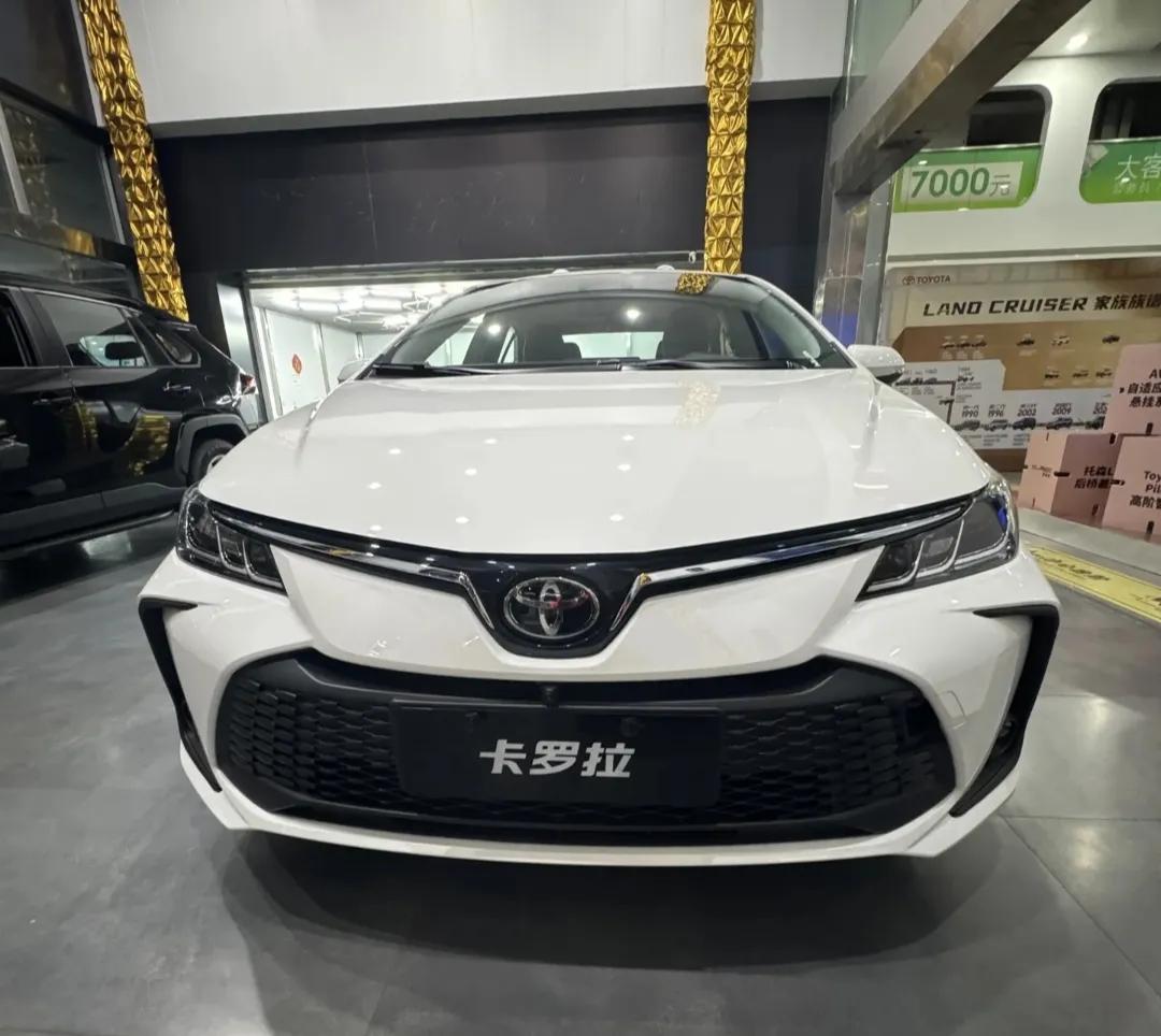 2025卡羅拉:顏值逆天,油耗2.3L,空間大得離譜?